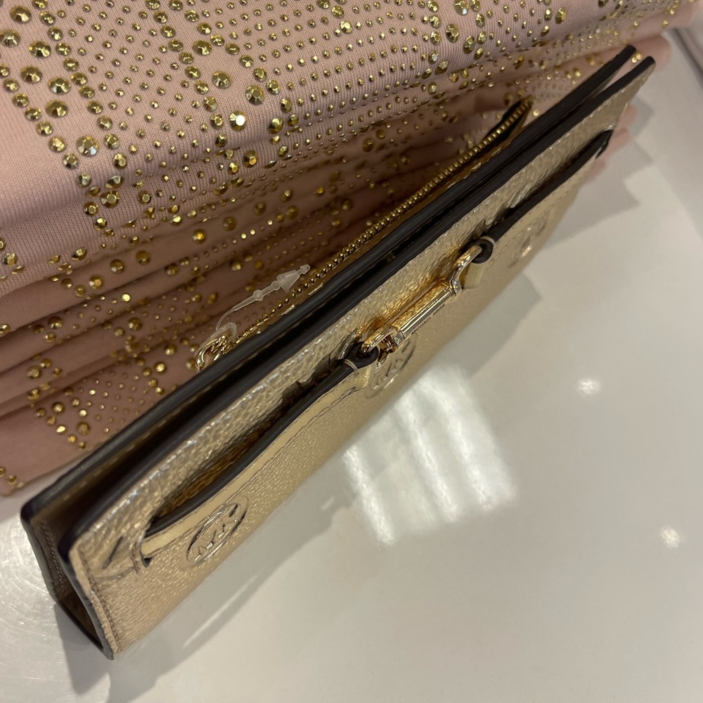 MICHAEL KORS Carson Lg Metallic Logo Debossed Snap Bifold Wallet
Pale Gold
NWT - Picture 2 of 16